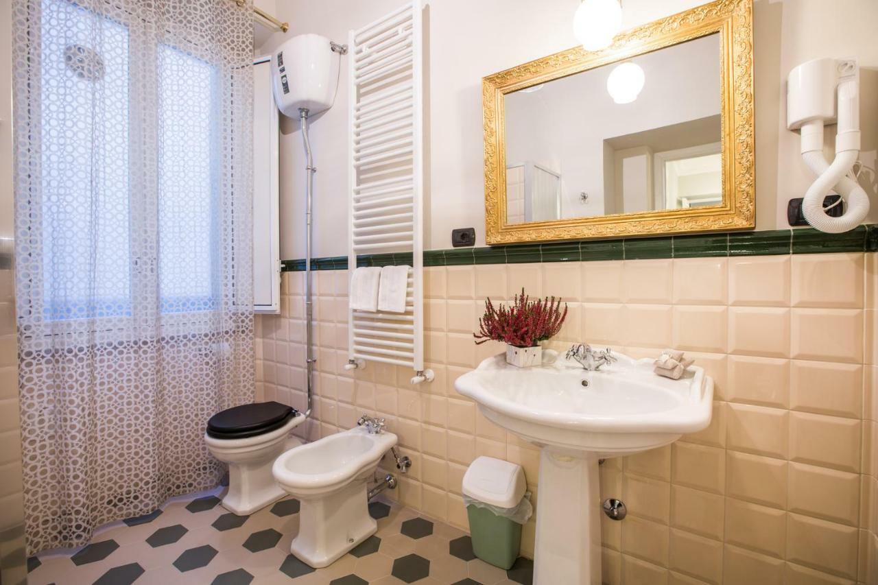 Art Nouveau Roma Colosseo Suites Exterior photo